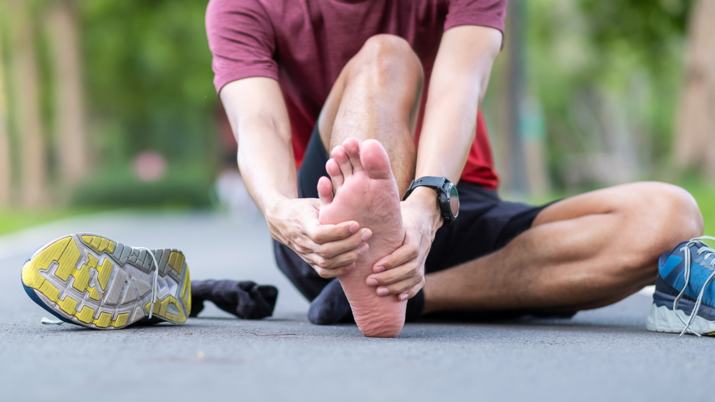  Illustration showing four signs of foot injury: sharp or persistent pain, swelling and redness, pain affecting daily activities, and recurring injuries