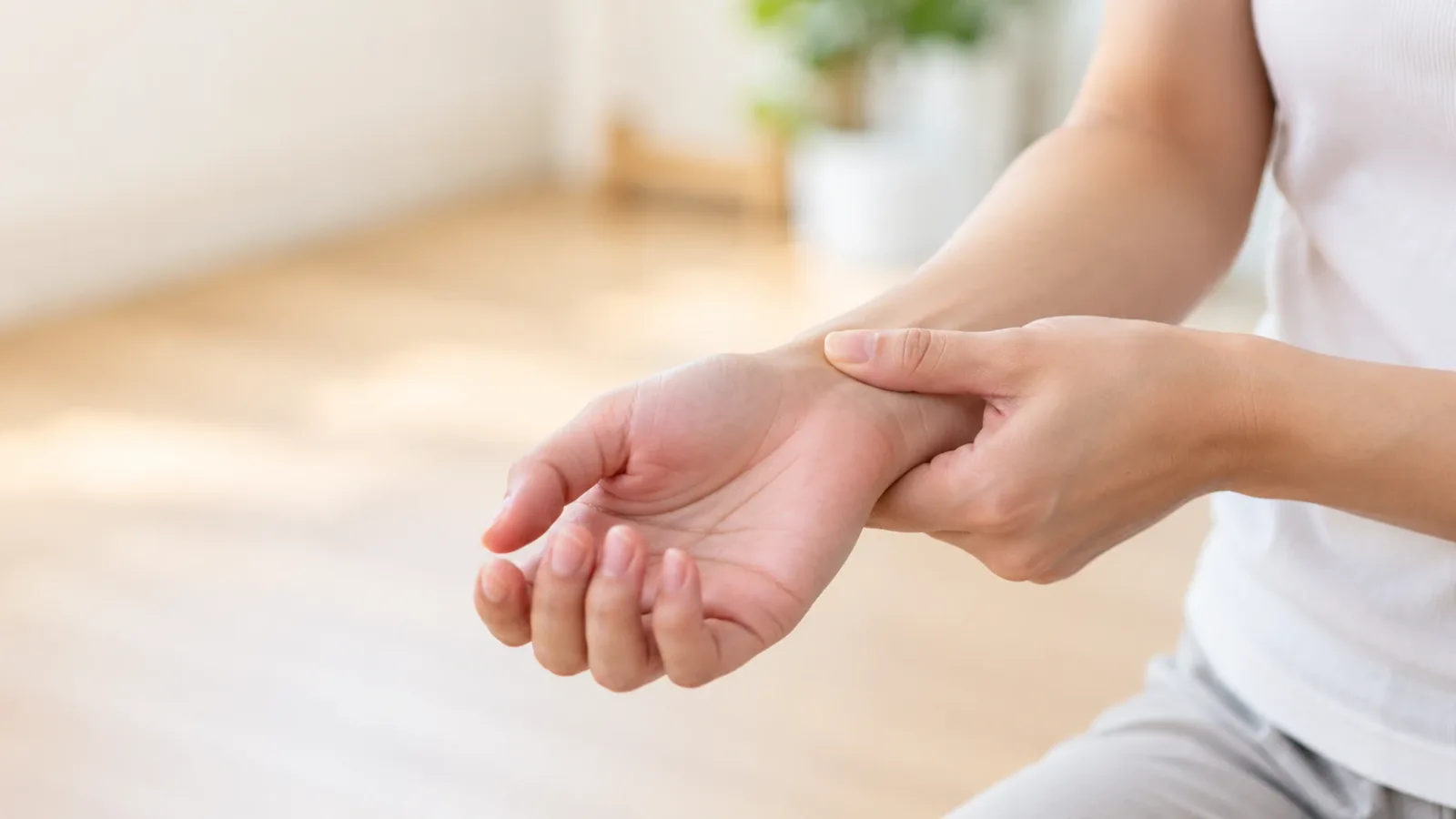 Physiotherapist assessing a patient with carpal tunnel syndrome 腕管综合征