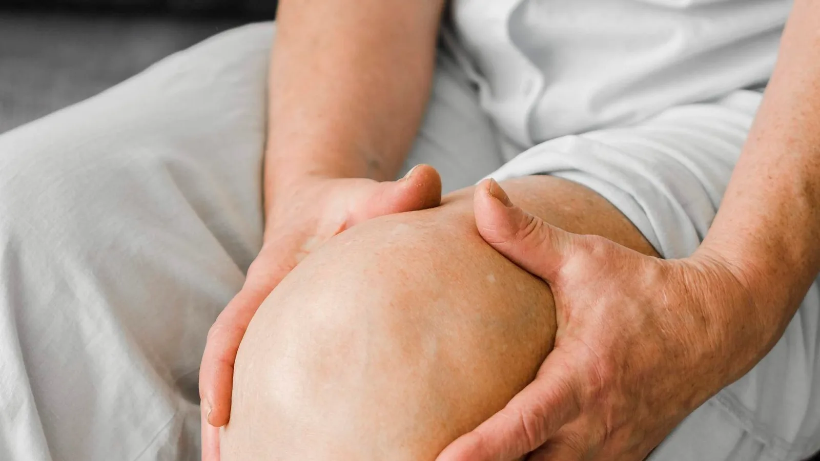 Physiotherapist assessing a patient with knee injuries 膝关节损伤