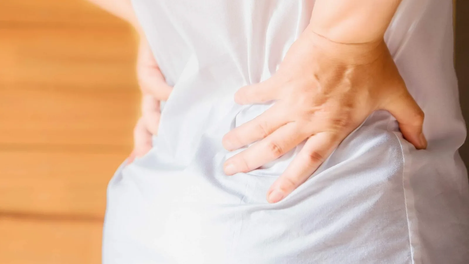 Physiotherapist assessing a patient with lower back pain 下背部疼痛