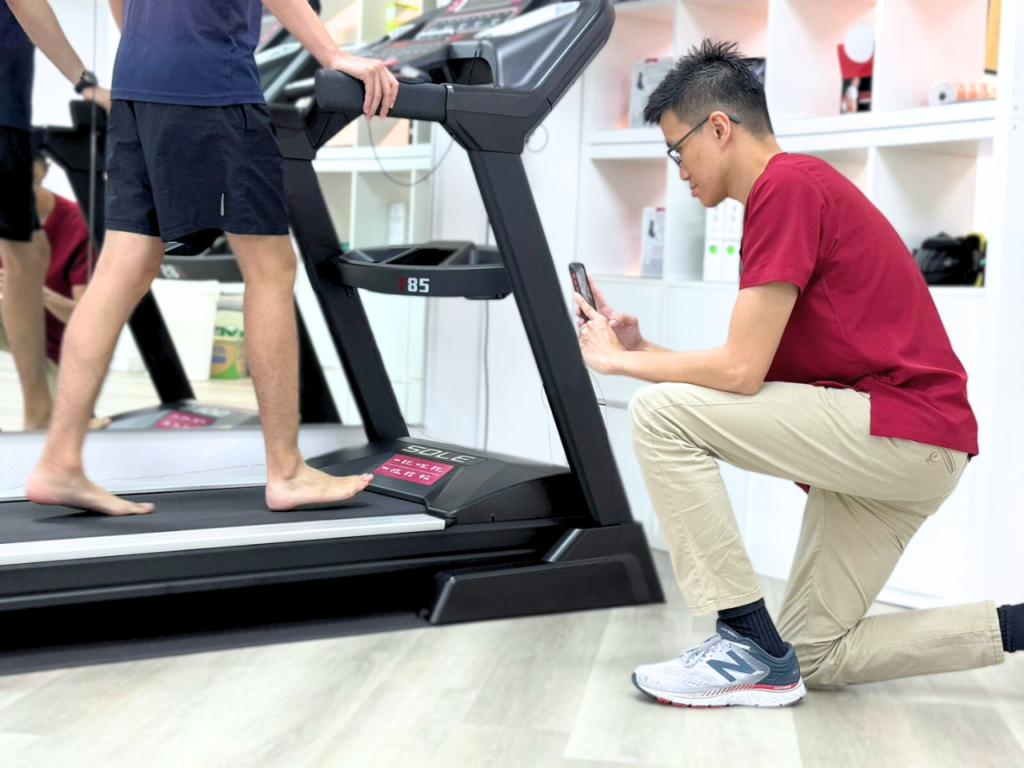 Custom insole assessment with gait analysis – A podiatrist analyzing a patient’s walking pattern on a treadmill to design precision-fitted insoles for optimal support, alignment, and pain relief.Flat feet assessment with gait analysis – A podiatrist analyzing a patient’s walking pattern on a treadmill to diagnose flat feet and recommend the best insoles for improved support, alignment, and pain relief.