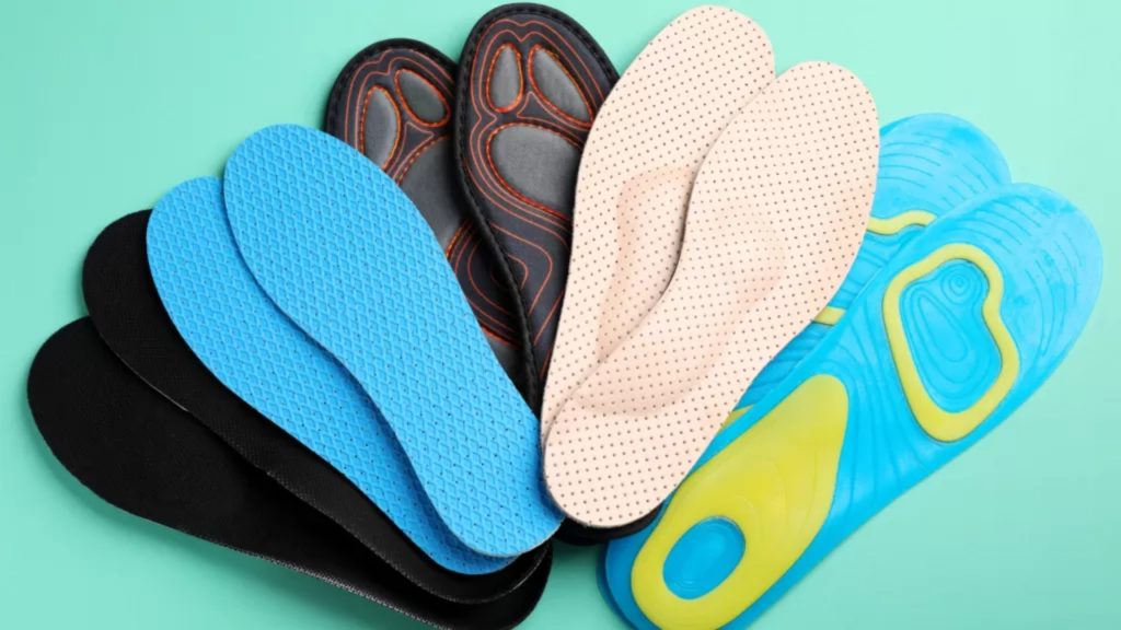 Different types of custom insoles displayed, showing variations in design, cushioning, and support for foot alignment and comfort.
