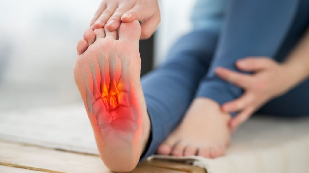 Runner experiencing heel pain in the foot, an early warning sign of running foot pain caused by repetitive stress