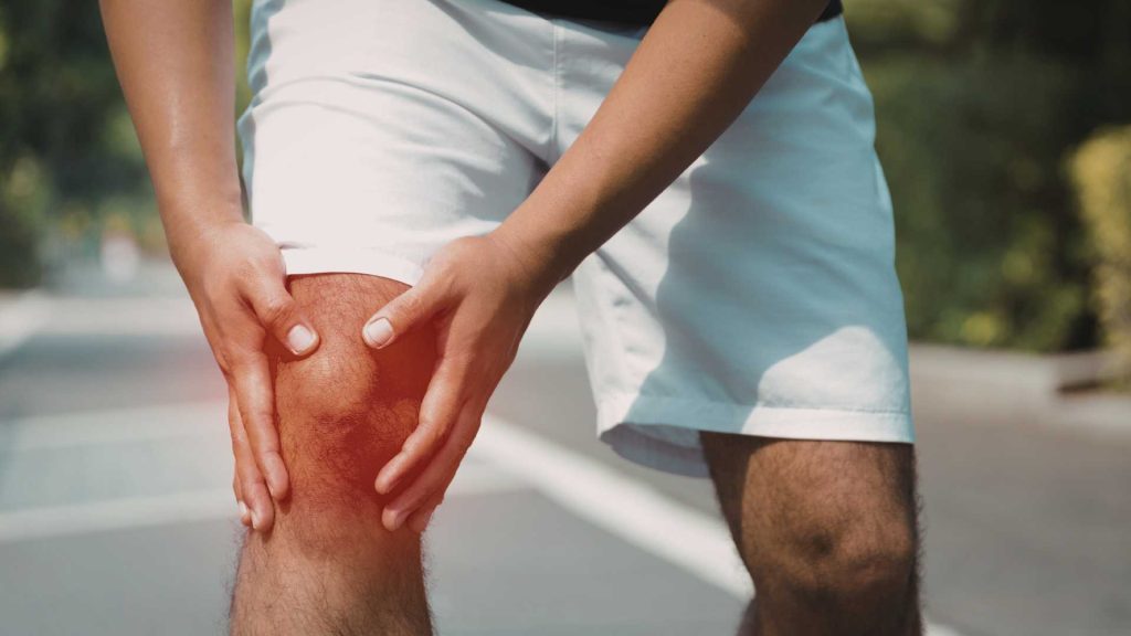 runner experiencing knee pain during movement sign you may need physiotherapy singapore
