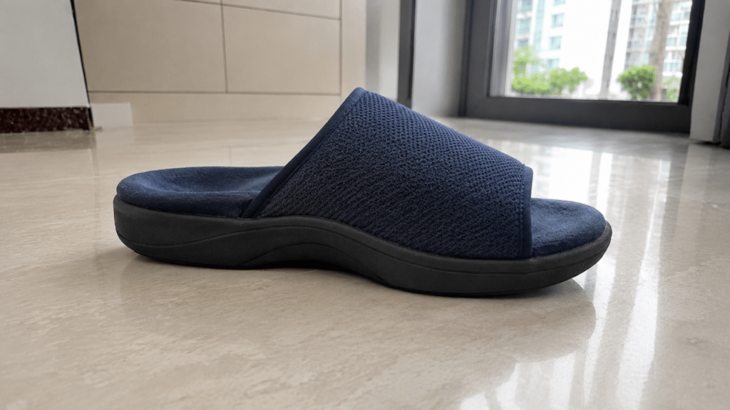 Supportive slipper with arch support, heel cup, cushioning, and stable sole for people with flat feet. 