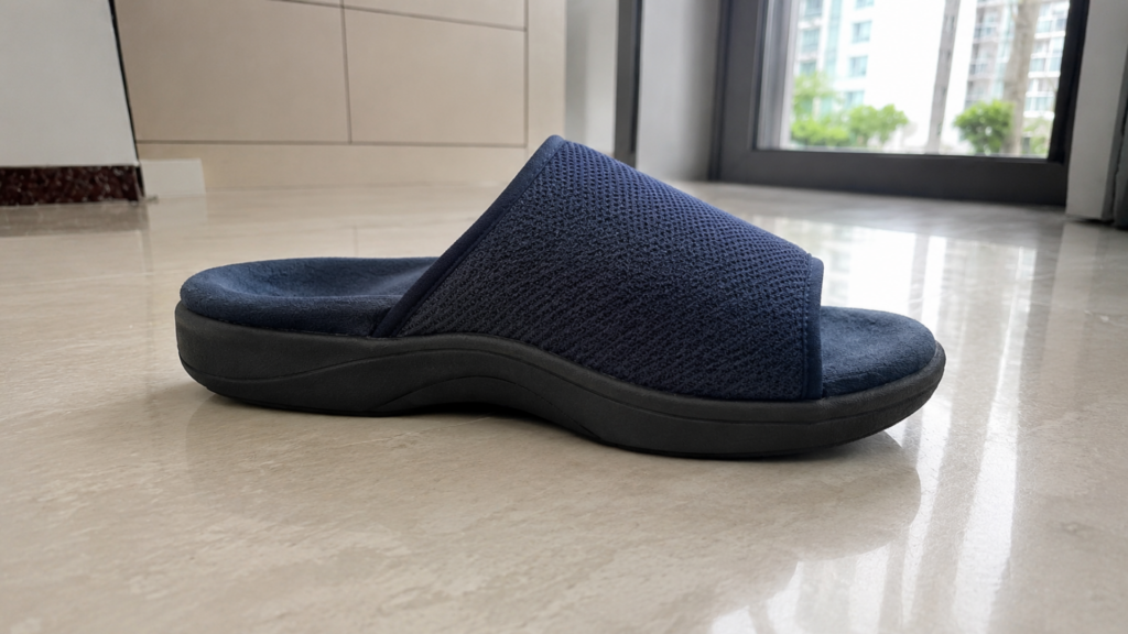 Supportive slipper with arch support, heel cup, cushioning, and stable sole for people with flat feet. 